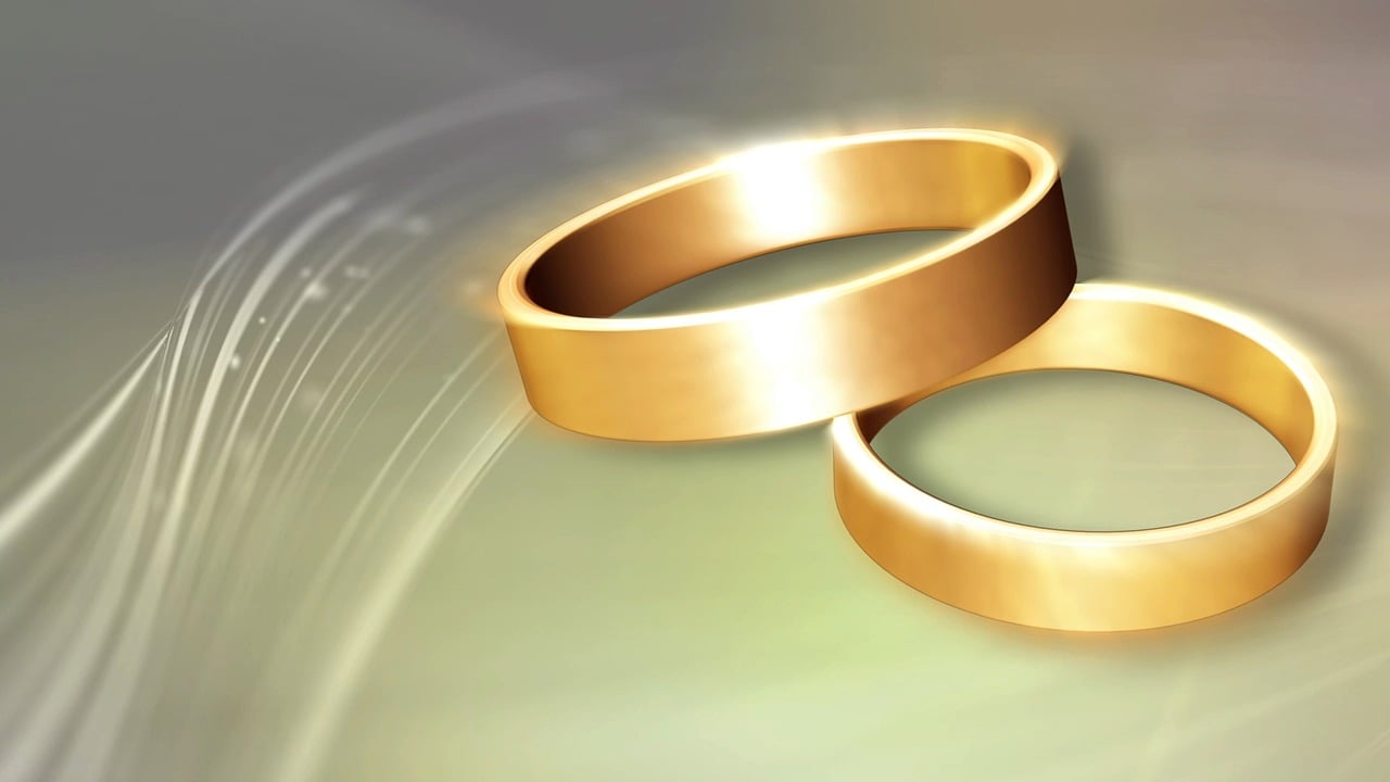 黄金还是钻戒？订婚戒指的深度解析与选择建议