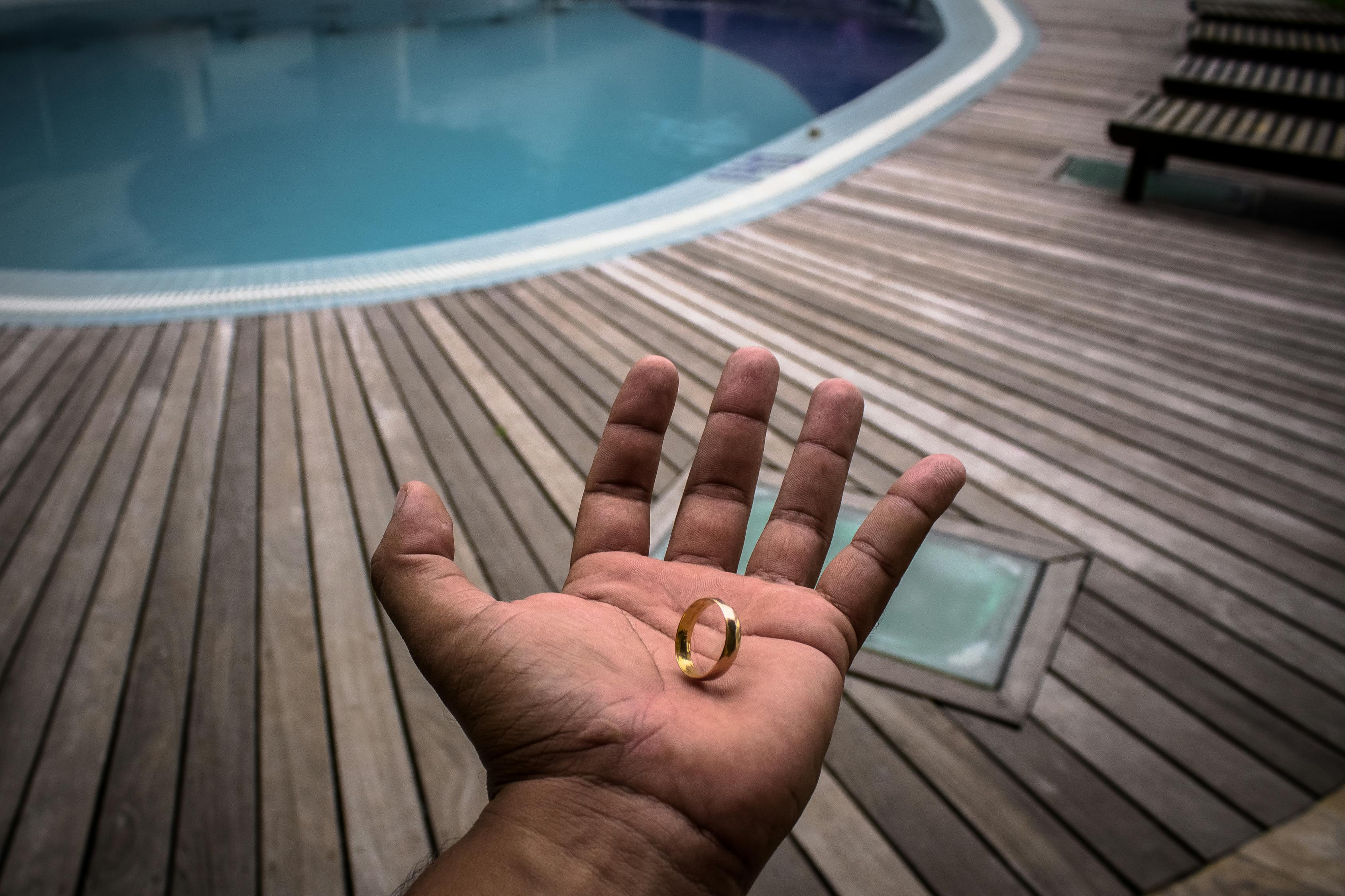 解读男生单身戒指佩戴的手指文化与时尚选择