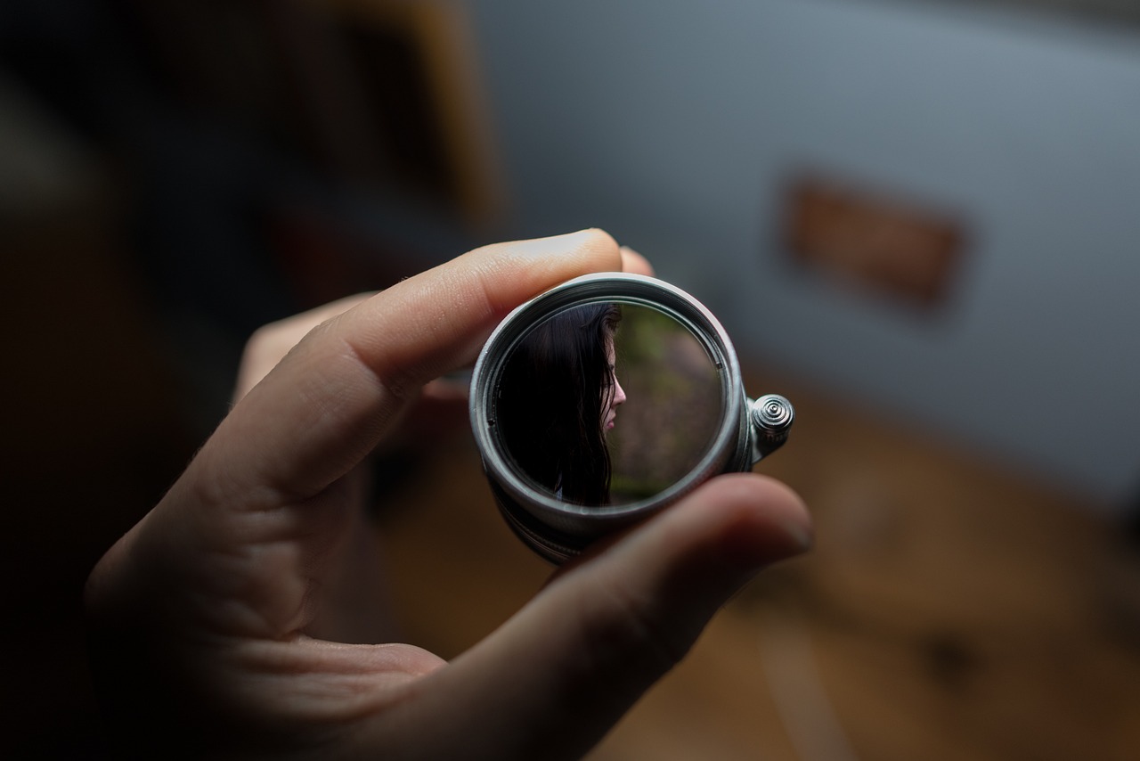 女生左手五个手指戴戒指的含义解读