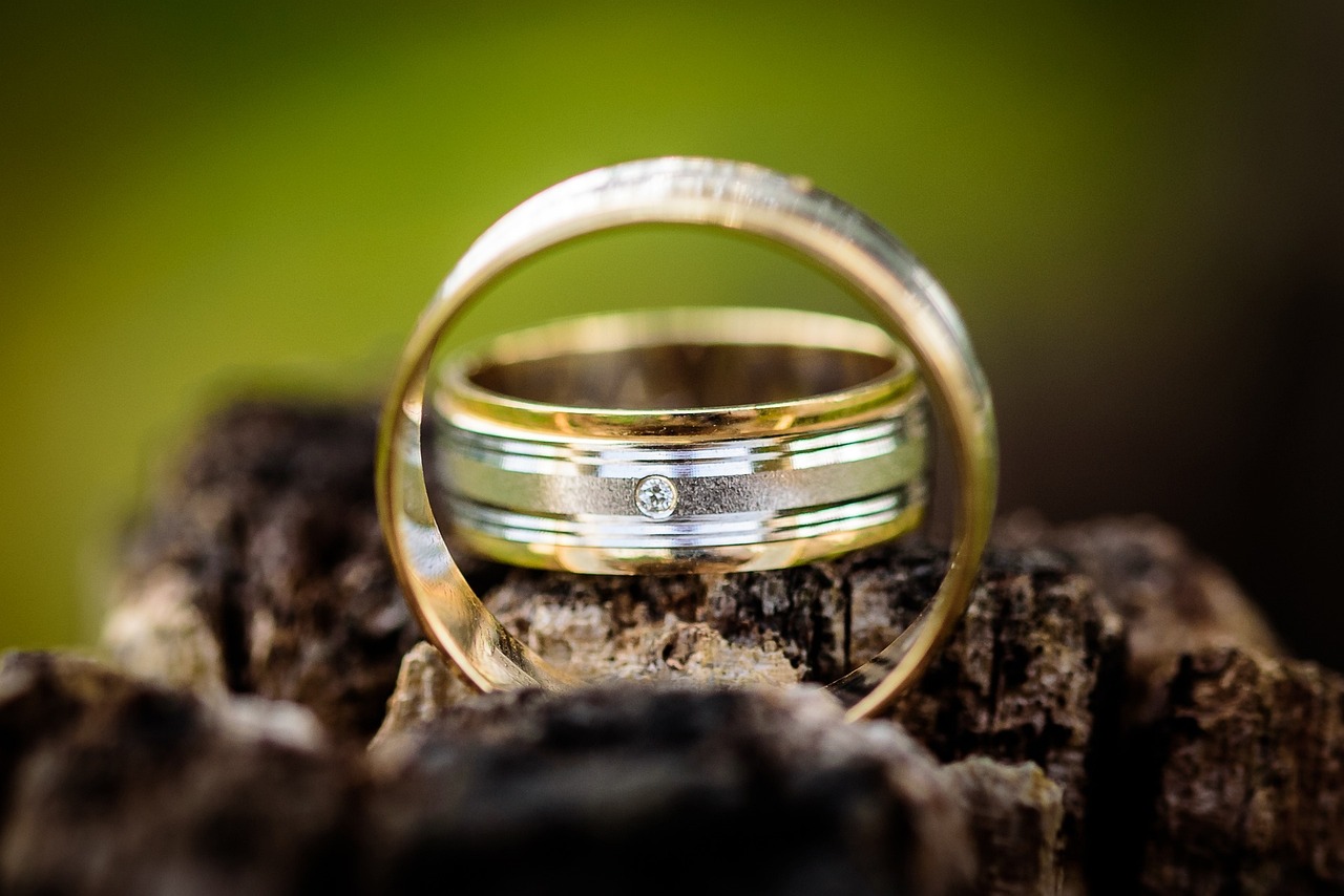 对婚姻与珠宝关系的深度探讨，求婚是否必须买钻戒？