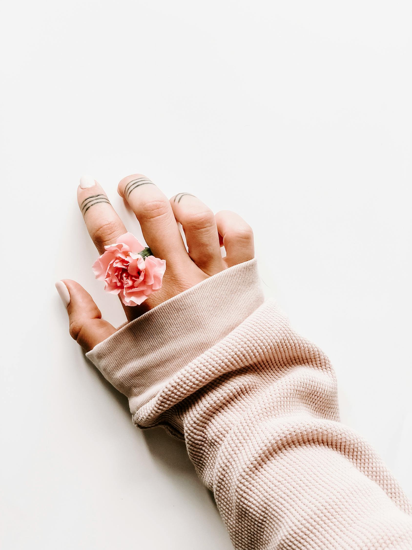 男女婚戒佩戴手指的礼仪，传统与现代解读下的差异与共性探讨