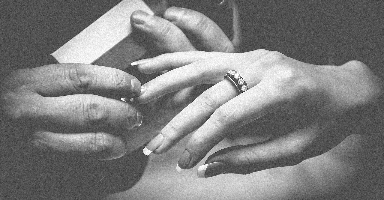 订婚戒指需要买一对吗？——解析订婚戒指的购买考量