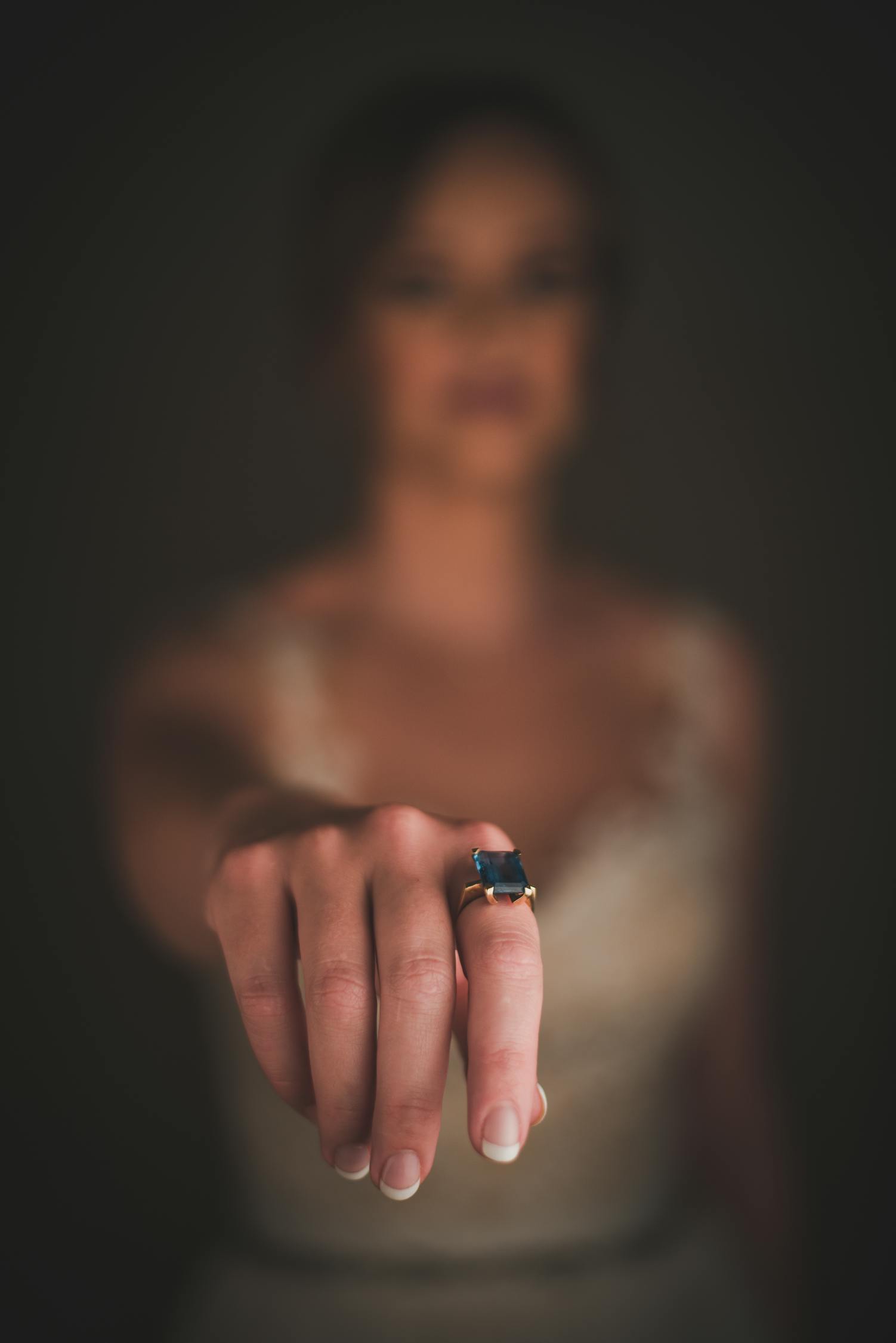求婚戒指的佩戴之道，哪个手指最适宜戴求婚戒指？