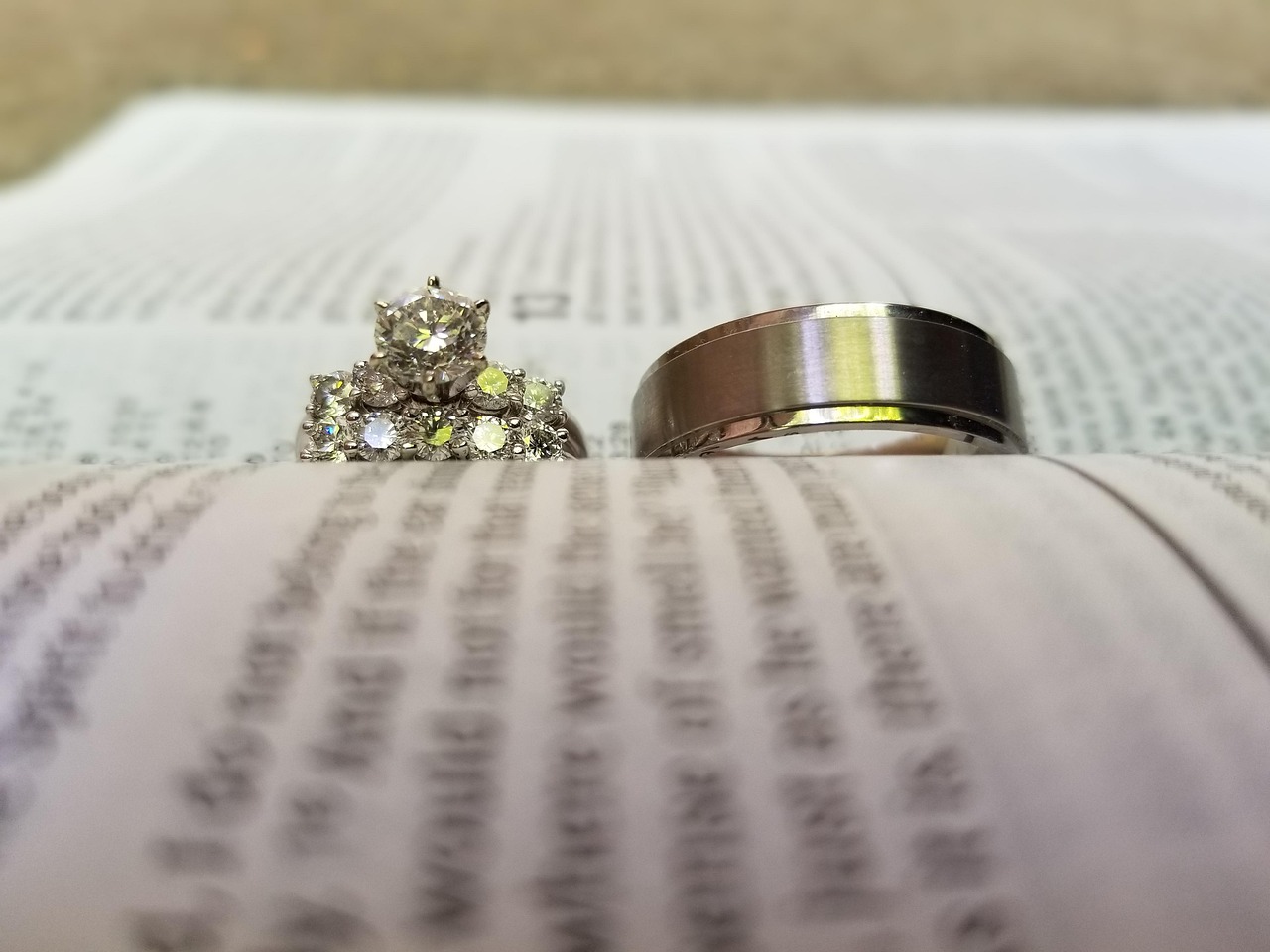 定制求婚戒指，打造独一无二的爱情信物之旅