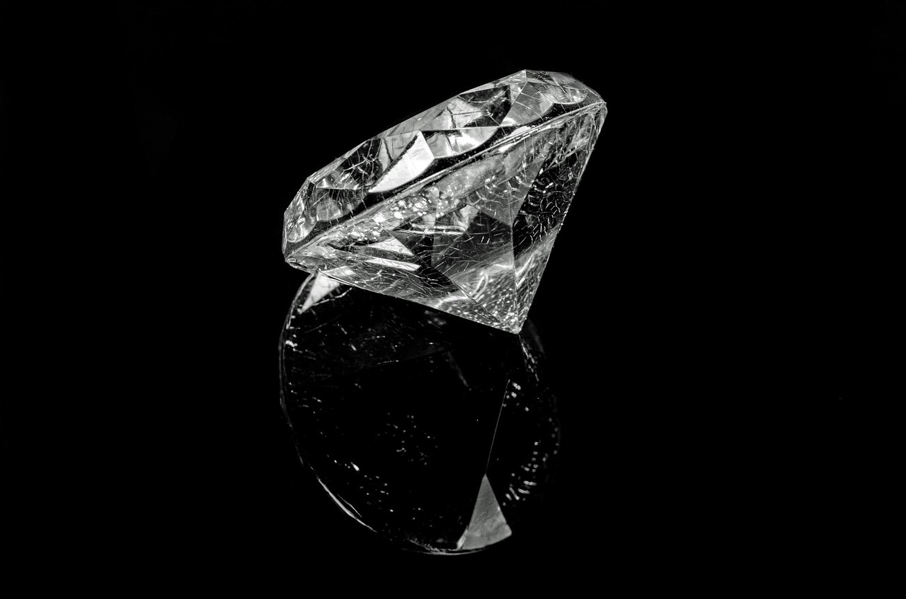 人造钻石与天然钻石的深度解析，成分、价值及其他差异探究