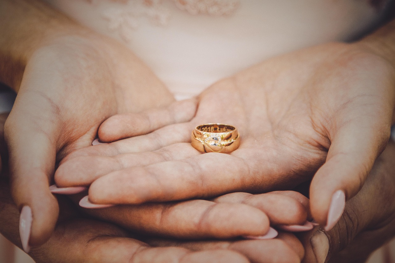 结婚戒指价格解析，一文了解结婚戒指的价格范围与因素