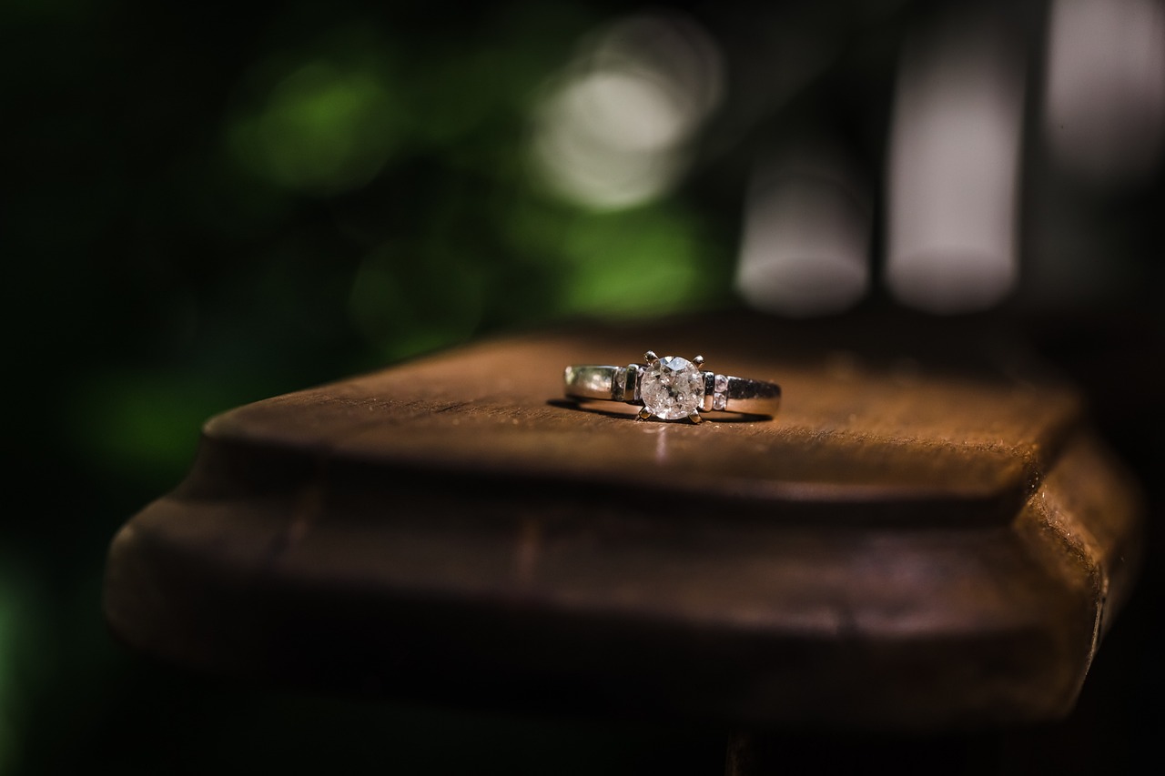 求婚戒指与订婚戒指，是一枚还是两枚？解析戒指背后的浪漫故事。