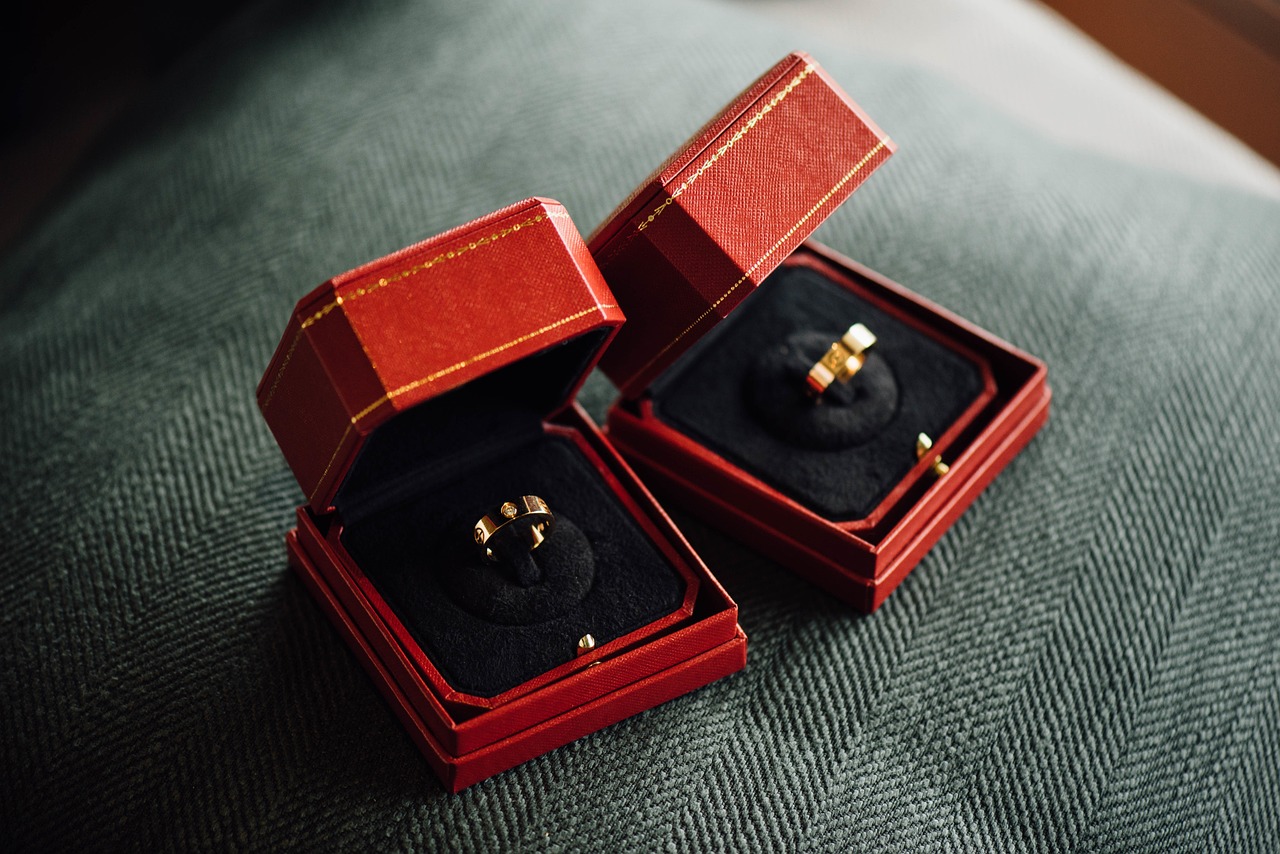 求婚戒指，钻戒与金戒之争，哪个更适合你？