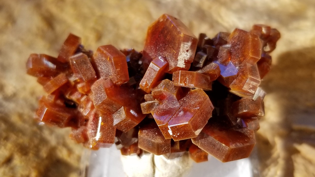 探寻纯天然水晶石价格的奥秘，宝石价值与宝石之美解析